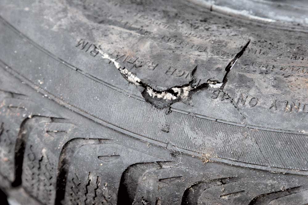 Разрыв колес. Поврежденная резина. Порез шины. Порез боковины шины. Повреждение протектора на шине.